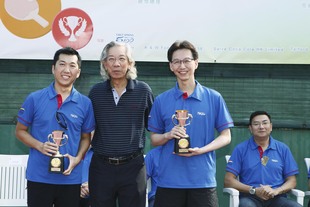 東華三院梁定宇主席(左)及紀利華木球會代表黃守明醫生組成的隊伍在「合辦機構友誼盃」勝出，獲紀利華木球會會長譚耀波(中)頒發獎盃。