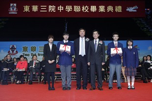 香港中文大學校長沈祖堯教授SBS（左三）頒發畢業證書予畢業學生代表，由東華三院主席梁定宇（右三）陪同。