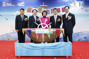 醫院管理局聯網服務總監張偉麟醫生(左二)、九龍中醫院聯網總監熊志添醫生(右一)、東華三院主席梁定宇(右二)及第五副主席馮敬偉(左一)為「健康生活 由我掌舵」病人自強計劃主持啟動儀式。