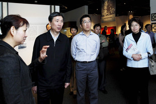 東華三院檔案及歷史文化總主任史秀英(左一)為參觀展覽的嘉賓介紹展品