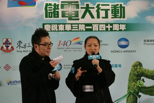 鄭融現身記者會支持「柯尼卡美能達‧東華三院綠色音樂會─儲電大行動」，她說十分榮幸能參與全港首個以人力踏單車發電的零碳排放音樂會，以音樂支持環保，並認為「儲電大行動」能為「東華三院140周年獎助學金」籌款，別具意義；她對於人力原地踏單車發電大感興趣，表示考慮在家中設健身單車接駁發電機，健身之餘還可發電，一舉兩得。