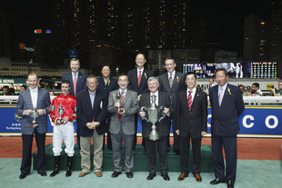 東華三院主席梁定宇（前排右二）頒贈一百四十周年挑戰盃予馬主、練馬師及騎師。
