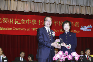 東華三院副主席張佐華（左）致送紀念品予教育局副秘書長葉曾翠卿太平紳士。