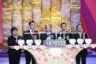 東華三院主席梁定宇（左二）聯同主禮嘉賓勞工及福利局局長張建宗GBS太平紳士（中）、籌委會主席黃烱強總理（右二）、籌委會委員何超蕸總理（左一）及李國華總理（右一）為「東華愛心競技同樂日」主持開幕儀式。