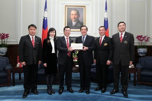 東華三院梁定宇主席(左三)向馬英九總統(右三)送贈記錄了東華三院發展慈善事業和服務社會工作的《東華三院檔案資料彚編》及東華三院一百四十周年歷史書冊《善與人同》。