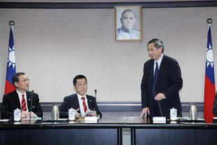 行政院大陸委員會劉德勲副主任委員(右)接待東華三院訪問團成員。