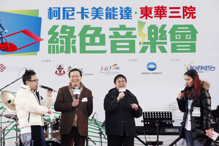 東華三院校友張炳良教授(左二)及伍周美蓮太平紳士(右二)分享當年的讀書感受。
