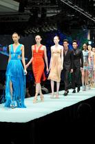 模特兒在台上展示VERSACE最新2011春夏男女服飾。