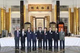 梁定宇主席（右五）與出席會員大會的顧問及前任主席合照。
