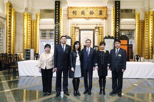 候任主席張佐華（右三）與副主席陳文綺慧（左三）、陳婉珍（右二）、施榮恆（左二）、馮敬偉（右一）及何超蕸(左一)合照。