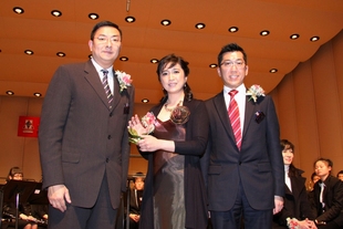 東華三院第四副主席暨學務委員會主任委員施榮恆（左），在東華三院主席梁定宇（右）陪同下，致送紀念品予主禮嘉賓中央音樂學院香港基金主席鄭慧博士（中）。