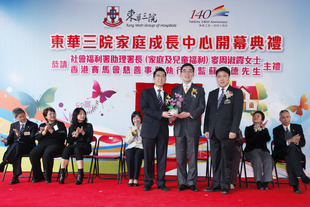 東華三院主席梁定宇（左）由東華三院第五副主席暨社會服務委員會主任委員馮敬偉（右）陪同下，致送紀念品予香港賽馬會慈善事務執行總監蘇彰德（中）。