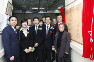 東華三院董事局成員與眾嘉賓主持「譚莊淑儀老人護養病房」揭幕儀式。