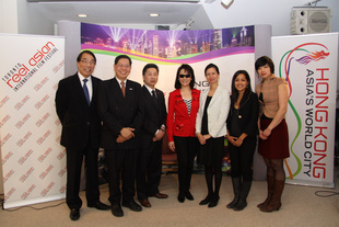 《東風破》女主角苗可秀(右四)、香港駐加拿大經濟貿易辦事處處長蕭慕蓮(右三)與多倫多亞洲國際電影節的代表合照。
