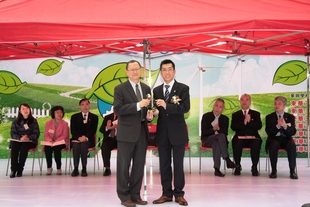 梁定宇主席(右)致送紀念品予主禮嘉賓教育局總學校發展主任(荃灣及葵青區)林漢荃(左)。