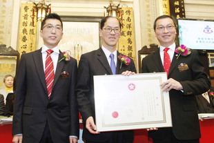 民政事務局局長曾德成GBS太平紳士 (中) ，在東華三院 2010/2011年度主席梁定宇(左)陪同下，頒發獎狀予2011/2012年度主席張佐華 (右)。