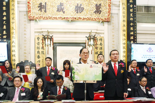 東華三院2011/2012年度主席張佐華(前排右)聯同董事局成員宣誓就職。