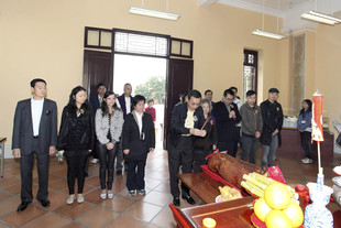 東華三院董事局成員到東華義莊拜祭先友。