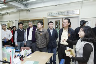 東華三院張佐華主席(右二)帶領董事局成員到東華三院馮堯敬醫院巡視。