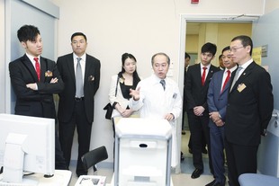東華三院張佐華主席（右一）及董事局成員參觀各項醫療設施。