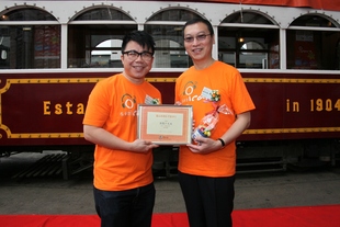 東華三院主席張佐華(右)致送紀念品予「正能量大使」陳奐仁。