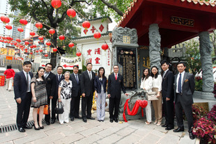 東華三院董事局成員到黃大仙祠參神。