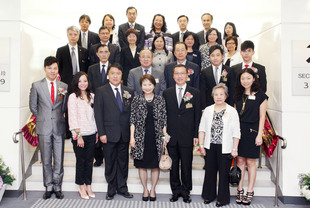 教育局常任秘書長謝凌潔貞太平紳士(前排左四)與東華三院董事局員及一眾嘉賓合照。