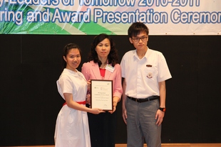 東華三院黃鳳翎中學學生獲教育局副秘書長陳美寶頒發優秀社會服務獎。