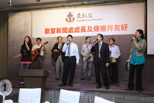 由廣華醫院醫護人員組成的BandOne 樂隊於午宴上演奏為慶祝廣華醫院一百周年而創作的歌曲「一起」。