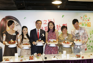 東華三院主席張佐華(左三)、楊千嬅小姐(右三)、籌委會主席暨東華三院第五副主席何超蕸(右二)、籌委會成員張鳳秋總理(左二)、王賢誌總理(右一)及商業電台對外事務總監王愛樺小姐(左一)一同於台上製作甜品。