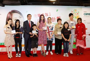 綜合服務中心的小朋友向東華三院主席張佐華(左三)、楊千嬅小姐(左五)及董事局成員致送親手繪畫的豬仔錢罌。