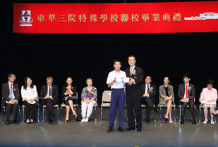 東華三院主席兼名譽校監張佐華(右)在典禮上頒發畢業證書予學生代表。
