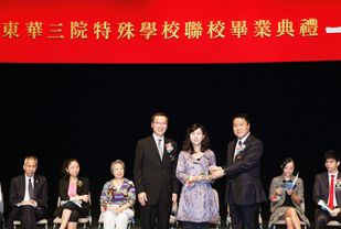 教育局副秘書長陳美寶太平紳士(右二)接受紀念品。