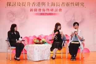 資深媒體人鄧藹霖女士(左二)及演藝人廖安麗女士(左一)於會上分享。