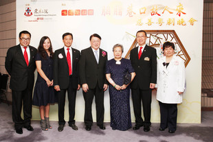 東華三院董事局與衞生署署長林秉恩醫生太平紳士(右四)合照。