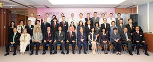 東華三院董事局成員與澳門鏡湖醫院慈善會成員合照。