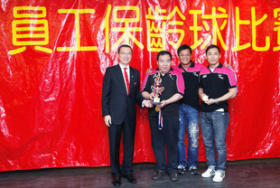 東華三院張佐華主席(左一)頒發董事局嘉賓友誼賽冠軍獎盃予電視廣播有限公司隊。
