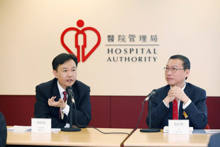 東華三院張佐華主席（右）聯同董事局成員拜會醫院管理局行政總裁梁栢賢醫生太平紳士。