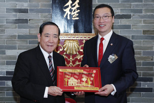 東華三院張佐華主席(右)致送紀念品予澳門鏡湖慈善會許世元副主席。