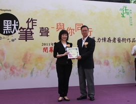 東華三院總理暨社會服務委員會副主任委員黃烱強博士(右)致送紀念品予社會福利署助理署長(家庭及兒童福利)王嘉頴。
