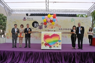 眾嘉賓主持「與你同行」儀式，向性暴力受害人送上愛心及祝福。