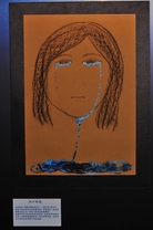 作品「內心的淚」，代表作者在遇到性暴力對待後的無奈及無助，除了默默流淚外，找不到方法舒緩心裏的悲痛。