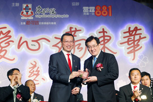 東華三院張佐華主席（左）致送紀念品予食物及衞生局局長周一嶽醫生GBS太平紳士。