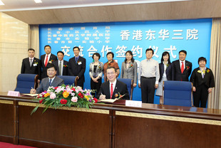 東華三院張佐華主席（前排右）與長春中醫藥大學副校長暨附屬醫院院長宋柏林院長簽訂合作協議。