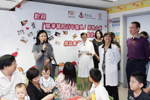 「廣華醫院百年慶典」榮譽大使汪明荃在東華三院董事局成員陪同下參觀初生嬰兒深切治療部、兒科病房及育嬰室，對廣華醫院兒科部的設施及運作加深不少了解；並對住院兒童面對疾病的堅強意志及樂觀精神大為感動，勉勵各人感謝廣華醫院的醫護人員，長大後樂於幫助別人。
