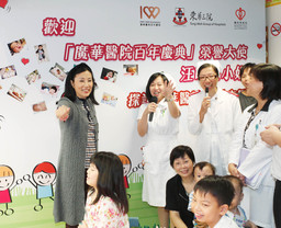 活動室內貼滿一班出席小朋友的舊照，汪明荃即場競猜誰是昔日的「輕磅BB」，並與三位長大了的「輕磅BB」合照，場面好不熱鬧。