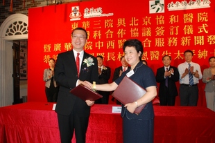 東華三院主席張佐華(左)於典禮上正式委任北京協和醫院中醫科主任梁曉春教授(右)廣華醫院的中西醫結合服務榮譽顧問。