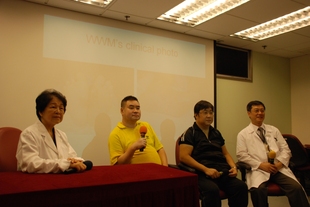 糖尿病足患者王先生(左二)及施先生(左三)，由東華三院榮譽顧問王榮祥醫生(右一)及廣華醫院－香港中文大學中藥臨床研究服務中心熊曼琪教授(左一)，分享接受中西醫結合治療的感受。 