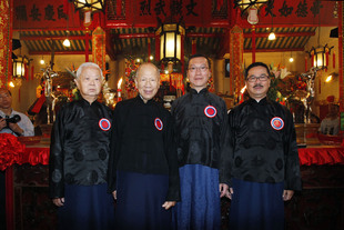 (From Left) Mr. KONG Wing-on, JP, Chairman of Tung Wah (1975/1976), Mr. LAI Sze Nuen, MBE, JP, Chairman of Tung Wah (1969/1970), Mr. Charles CHANG, Chairman of Tung Wah, and Dr. CHOW Chun Kay, Stephen, SBS, JP, Current Advisory Board Member and Chairman of Tung Wah 2001/2002, at the Autumn Sacrificial Rites.