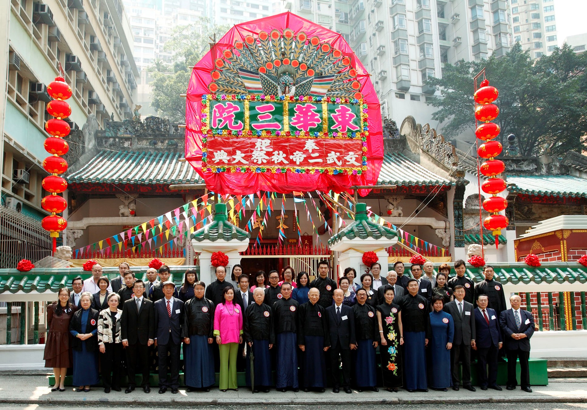 Board Members of Tung Wah Group of Hospitals and guests gathered for a group photo in front of Man Mo Temple.